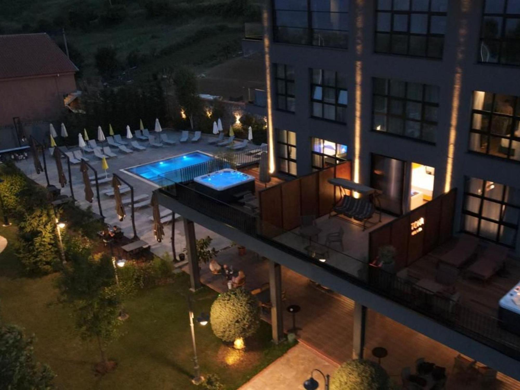 Toka Hotel Restaurant Udenisht Exteriör bild