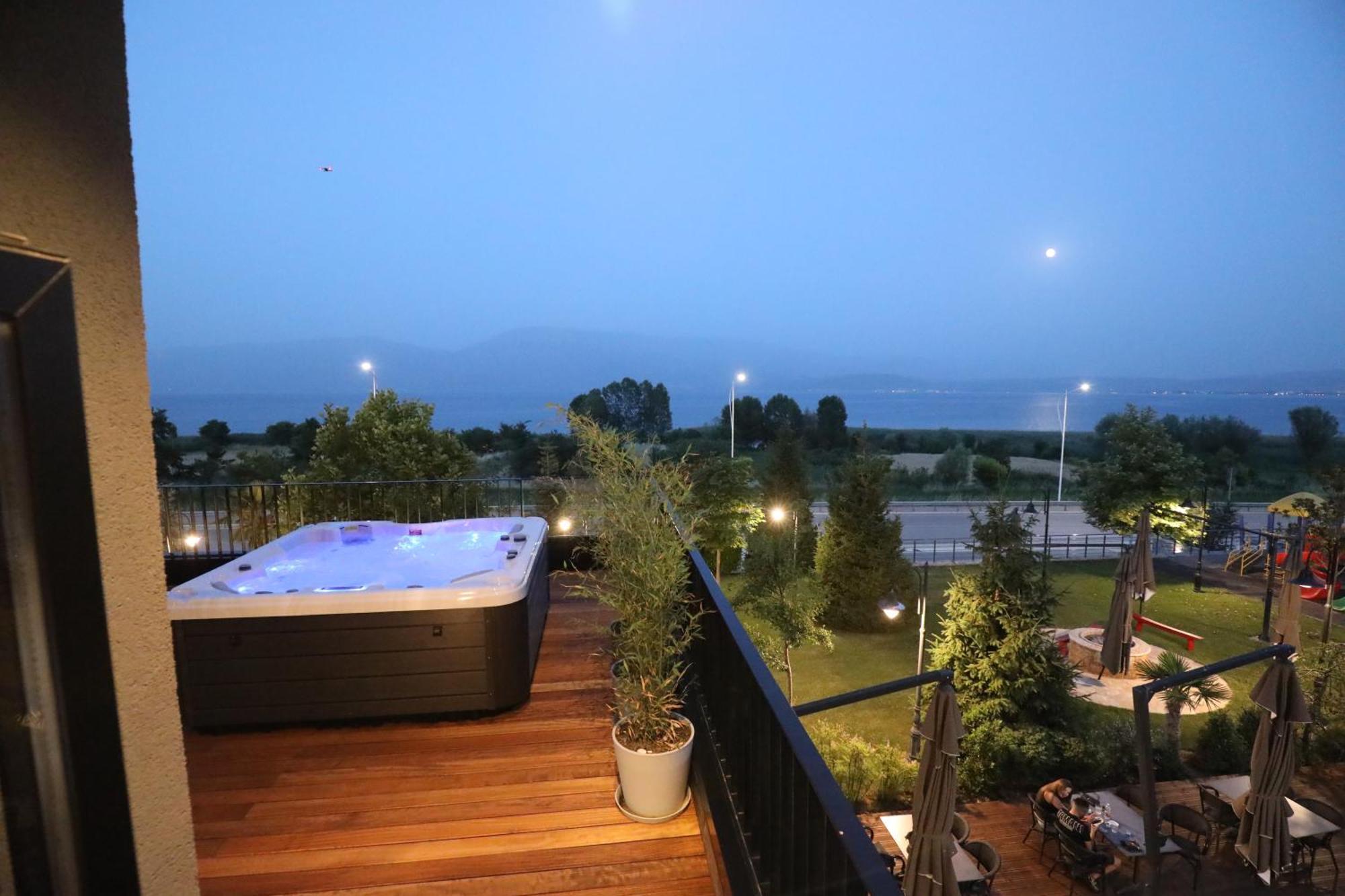 Toka Hotel Restaurant Udenisht Exteriör bild