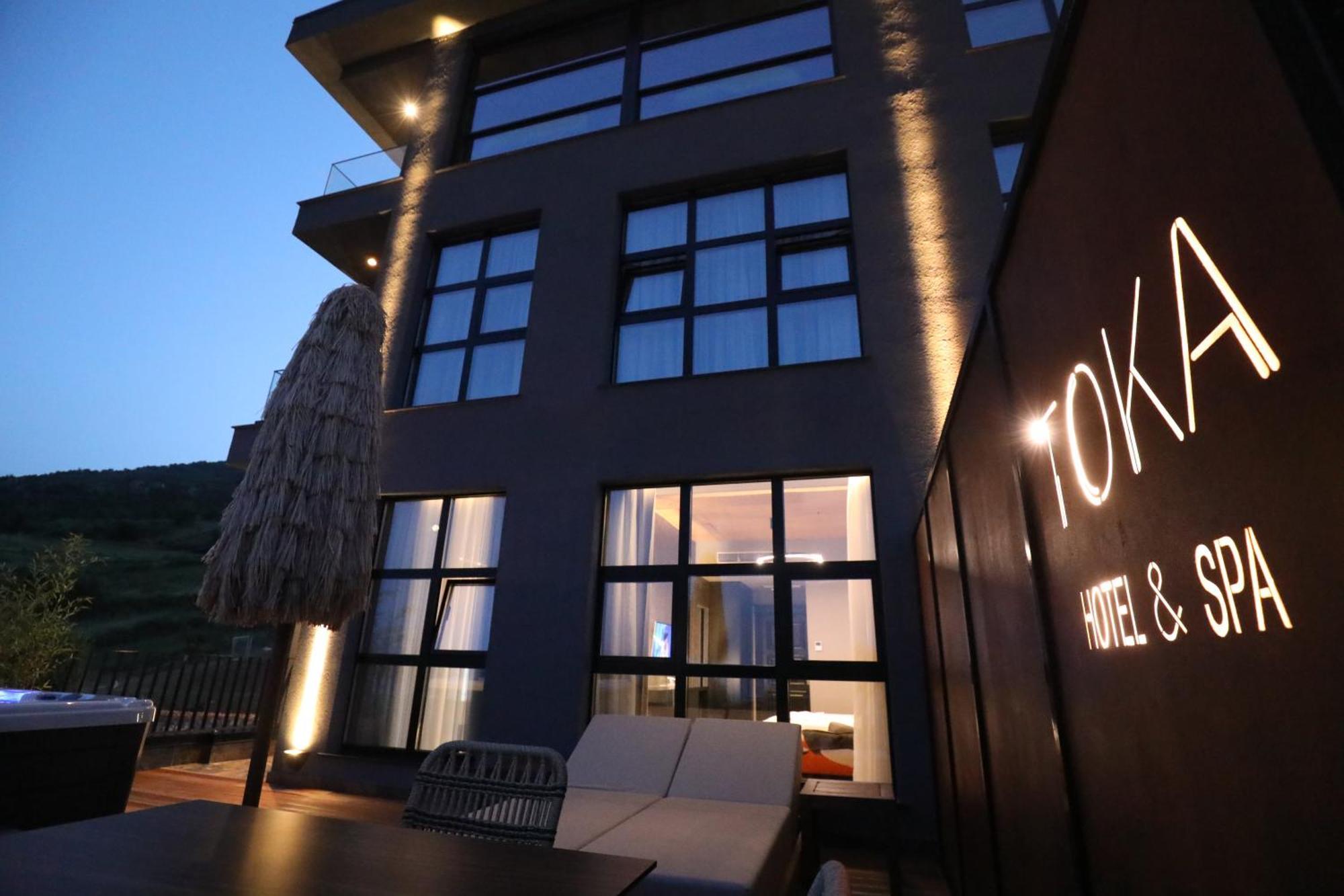 Toka Hotel Restaurant Udenisht Exteriör bild
