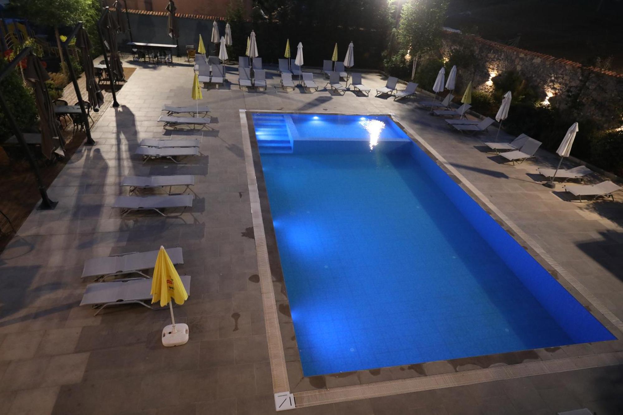 Toka Hotel Restaurant Udenisht Exteriör bild