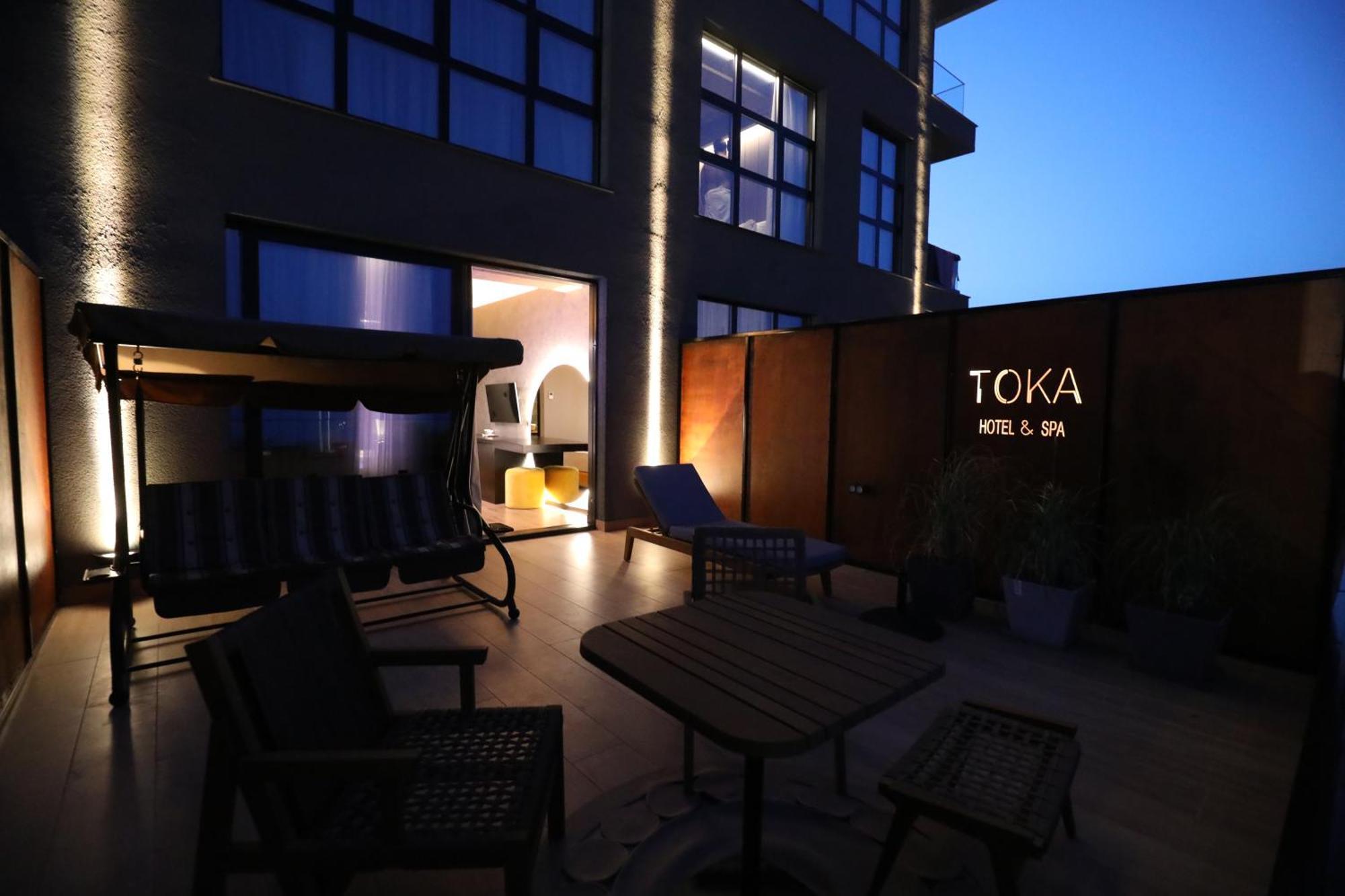 Toka Hotel Restaurant Udenisht Exteriör bild