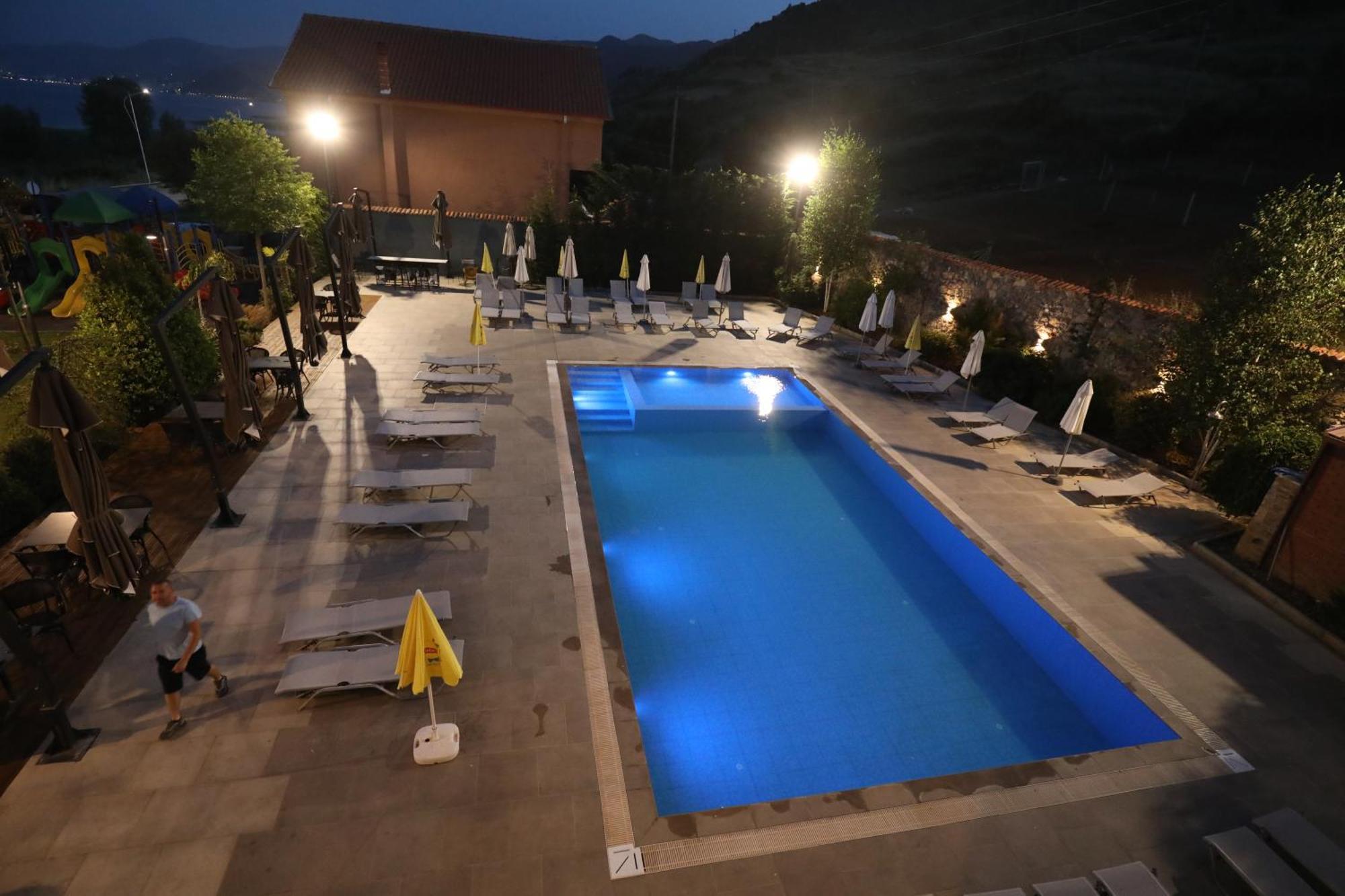 Toka Hotel Restaurant Udenisht Exteriör bild