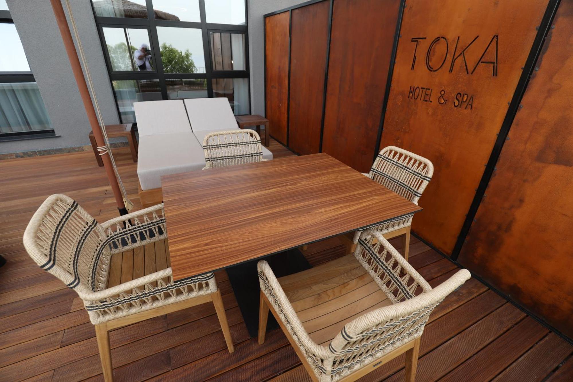 Toka Hotel Restaurant Udenisht Exteriör bild