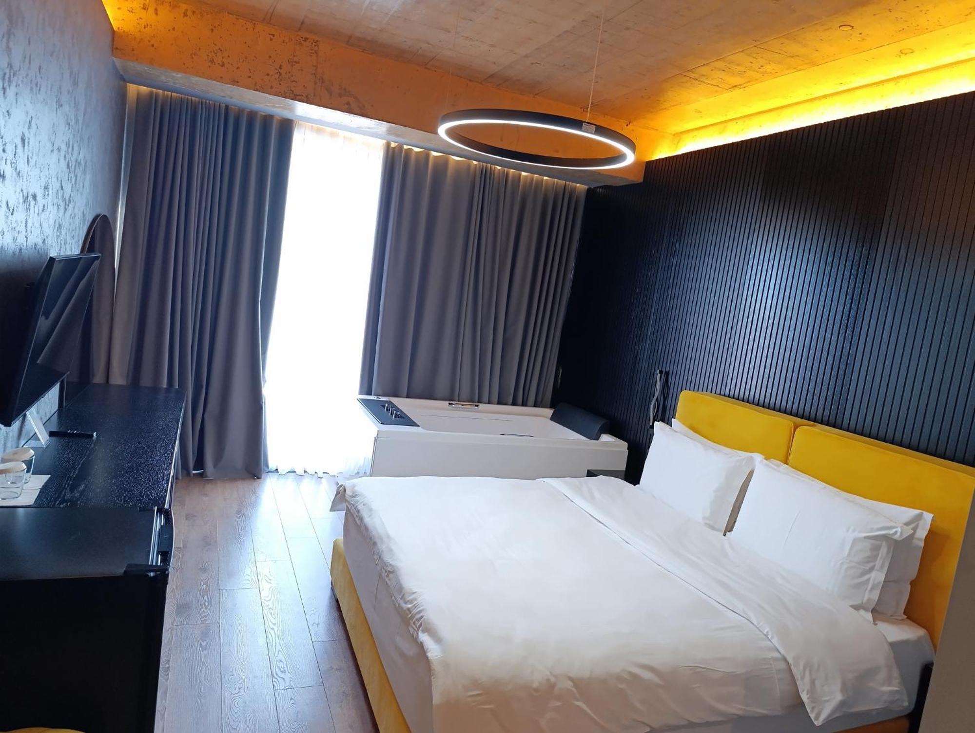 Toka Hotel Restaurant Udenisht Exteriör bild