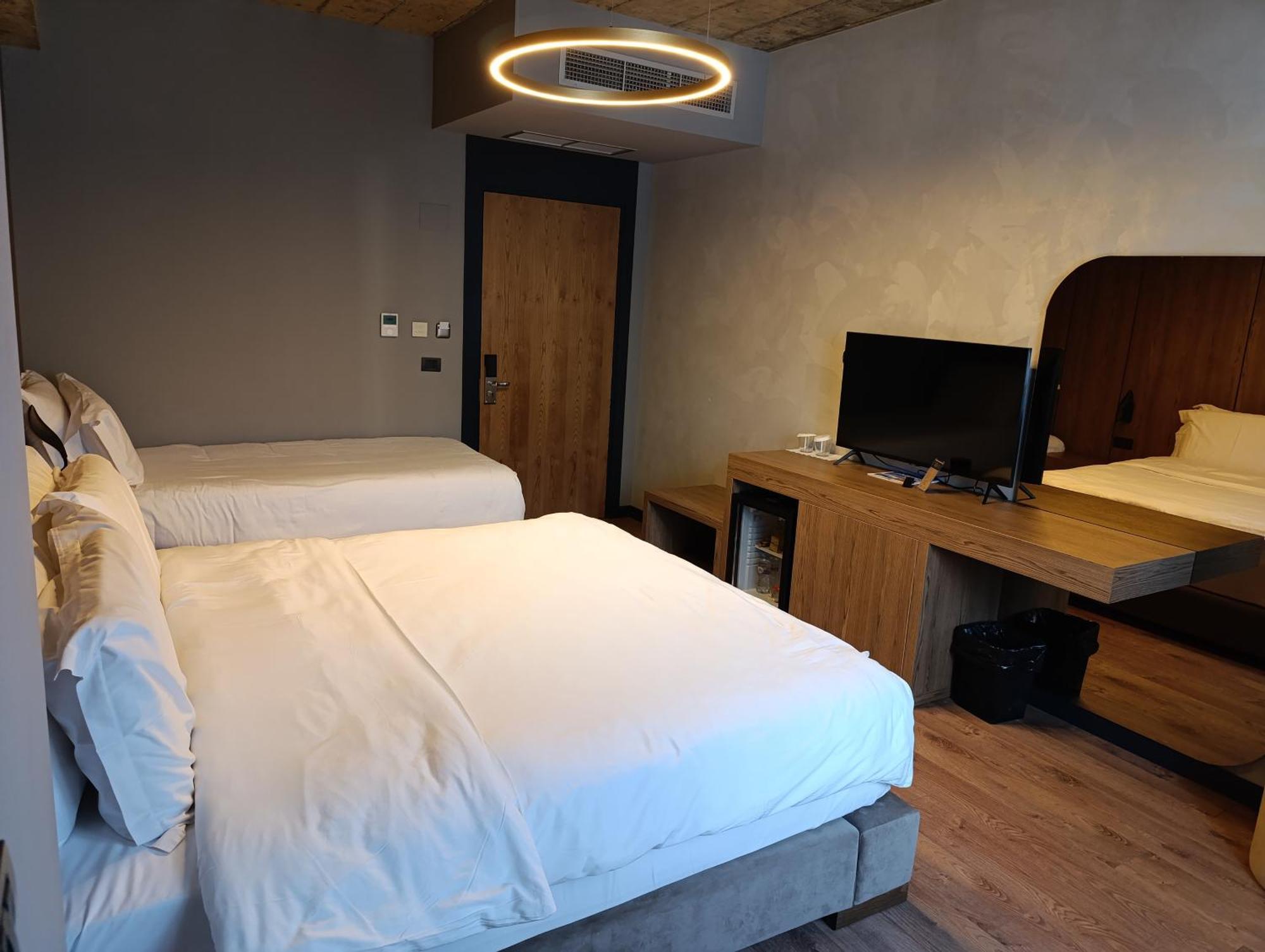 Toka Hotel Restaurant Udenisht Exteriör bild