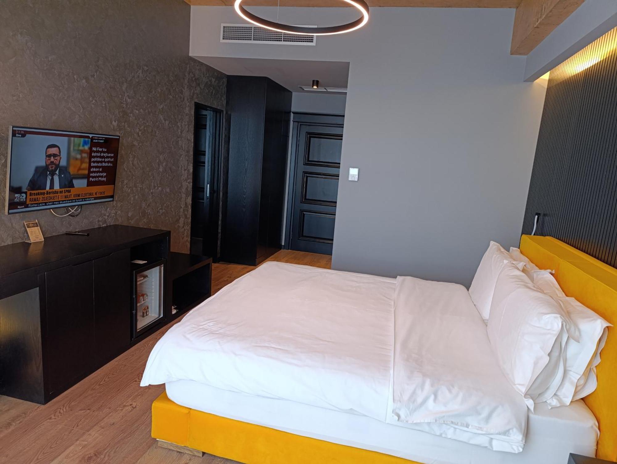 Toka Hotel Restaurant Udenisht Exteriör bild